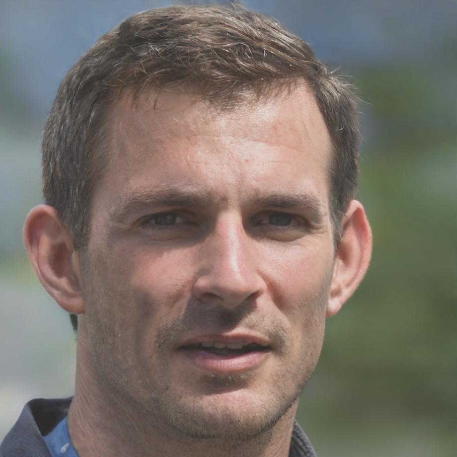 Portrait de Thomas Dubois, spécialiste en cosmétologie avancée